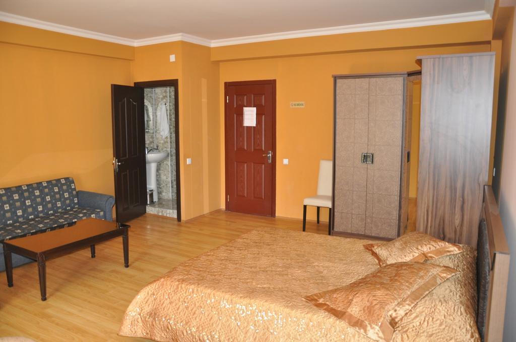Prestige Hotel Batumi Room photo